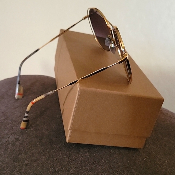 NWT. Burberry Unisex Sunglasses. - Picture 6 of 8
